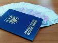 Українські чиновники налагодили прибутковий бізнес із виготовлення та доставки паспортів окупантам на Донбас