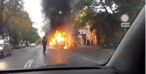 У центрі Одеси загорілася маршрутка. Фото: скріншот з відео.