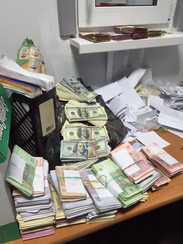 У шахраїв вилучили 1,4 млн грн готівкою. Фото: "Цензор"