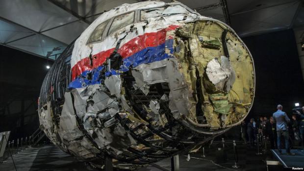Реконструкція з уламків літака рейсу МН17, що впав на Донбасі. Фото: radiosvoboda.org.