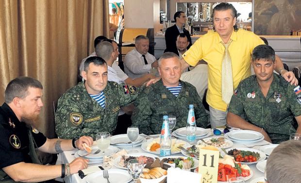 Валерій Юрін з російськими бойовиками. Фото: "Фейсбук".