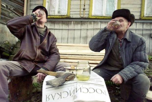Росіяни та їхній улюблений напій. Фото: irelandru.com.