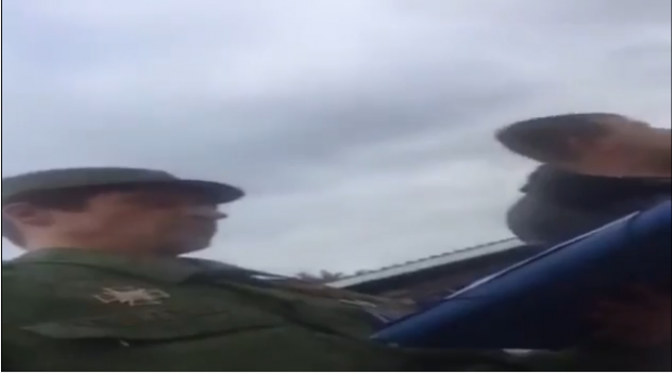 Сміливі жінки зняли погрози на камеру. Фото: скріншот з відео.