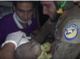 Сирійські рятувальники не змогли стримати ридань, знайшовши під руїнами живу дитину (відео)