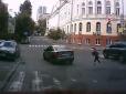 Жахлива ДТП у Києві: Опубліковані кадри, як легковик збив дівчинку, що різко вибігла на дорогу (відео)