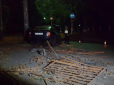 У Києві п'яний водій розтрощив паркан та зніс стовп (фото)