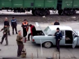 ​Як огірки в бочці: Російські залізничники дивним чином добираються на роботу (відео)