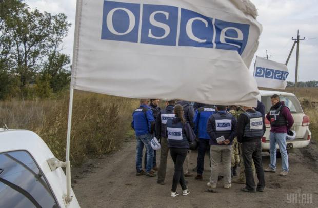 Місія ОБСЄ на ділянці розведення військ на Донбасі. Ілюстрація:www.unian.ua