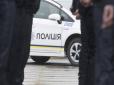 Зловмисники в масках у Києві напали на поліцейського та відібрали у нього зброю