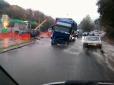 Шляховики підвели: У Львові на відремонтованій вулиці фура провалилася під асфальт (фото)