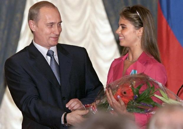 Путін вручає нагороду АлінІ Кабаєвій.