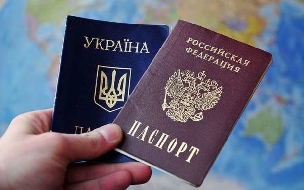 Власникам російських паспортів краще збиратись додому. Фото: www.slovoidilo.ua.