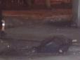 Смертельна ДТП у Києві: Чоловіка, що перебігав дорогу у невстановленому місці, викинуло з мосту (фото)