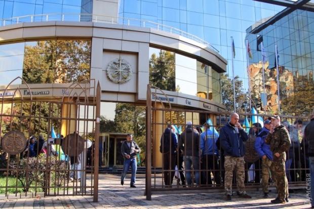 Активісти під будівлею суду. Фото:http://dumskaya.net/