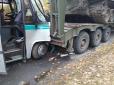 Масштабна ДТП на Вінниччині: Автобус врізався у військовий тягач (фото, відео)