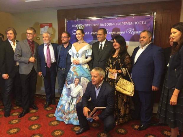 Російського президента-"ангела" зобразили на сукні. Фото: ФБ
