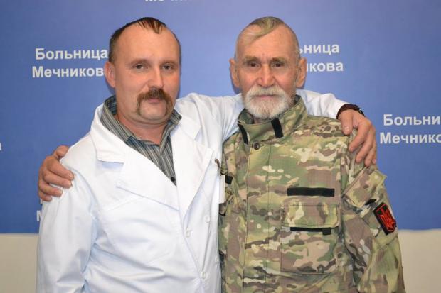 Лікар Юрій Скребець зі своїм героєм-пацієнтом
