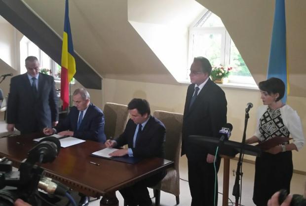 Україна та Румунія підписали угоду про скасування плати за візи. Фото: eurointegration.com.ua.