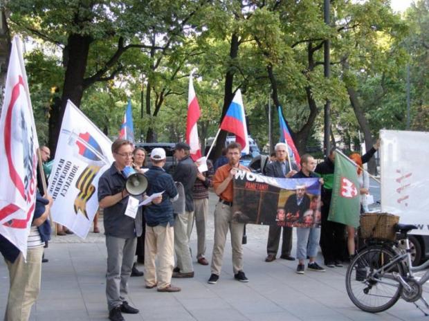 Фото членів організації «Табір Великої Польщі» на акції під Українським посольством (вересень 2014 року)