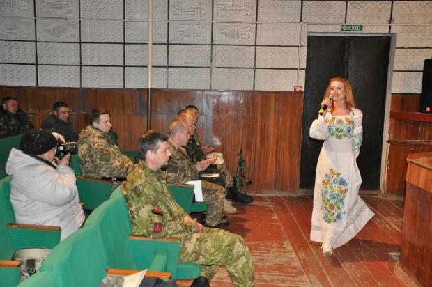 Ярослава Руденко часто виступає для військових в зоні проведення АТО. Фото: KitteNews.