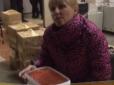 Росіянка намагалася з'їсти 10 кг червоної ікри, щоб не віддавати її митникам (відео)