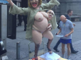 В  Нью-Йорку гола статуя Хілларі Клінтон стала причиною бійки (відео)
