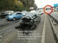 ДТП у Києві: На з'їзді з мосту зіштовхнулися дві автівки, є постраждалі (фото)