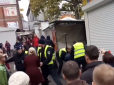 Розлючений натовп в Івано-Франківську намагався розправитися з патрульними поліцейськими (відео)