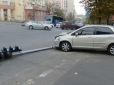 Не розминулись: У Києві під час втечі зловмисники збили світлофор