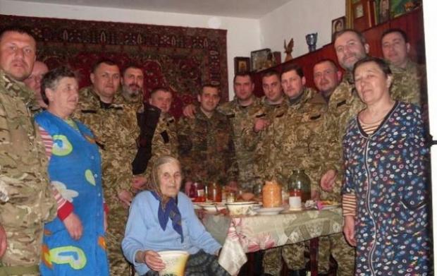 Бабуся і українські військові. Фото: facebook.com.