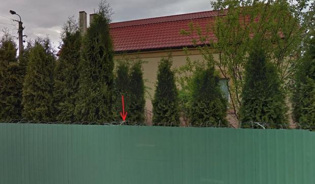Петро Денисюк відгородив свій будинок парканом з колючим дротом. Фото:http://blog.prosud.info/