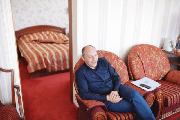 У цьому готельному номері живе Андрій Парубій. Фото: "Українська правда".