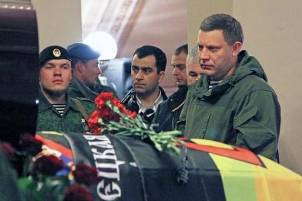 Ватажок терористів Захарченко на похороні терориста Мотороли. Ілюстрація:http://sprotyv.info/