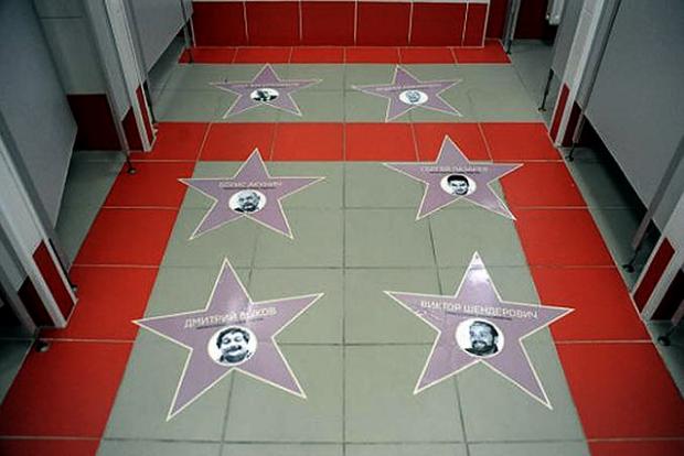 Туалет на Київському вокзалі вже давно прикрашають зірки російських зірок. Фото: berkovich-zametki.com.