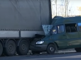 ДТП у Дніпрі: Маршрутка з пасажирами врізалась у вантажівку, є постраждалі (відео)