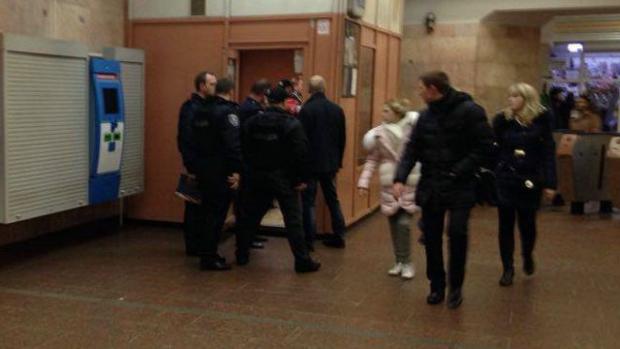 У поліцейського вистрілили прямо на станції метро. Фото: ВВС Україна.