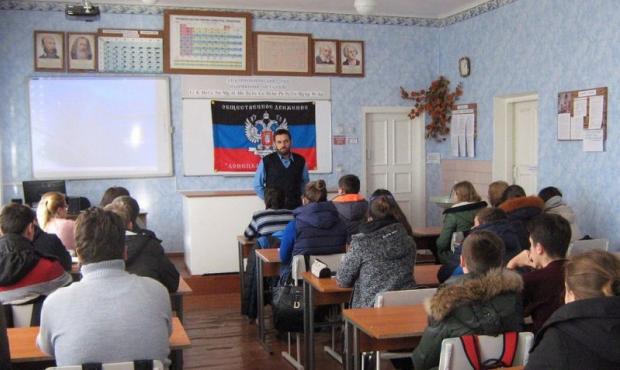 У школі окупованого Комсомольського. Фото: соцмережі.