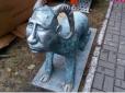 Путіна можна осідлати, а Яценюк жебрає: У Києві з'явилися цікаві скульптури політиків (фото)