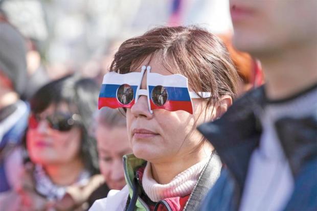 Дуже скоро росіянам доведеться зняти рожеві окуляри. Фото: Експрес.