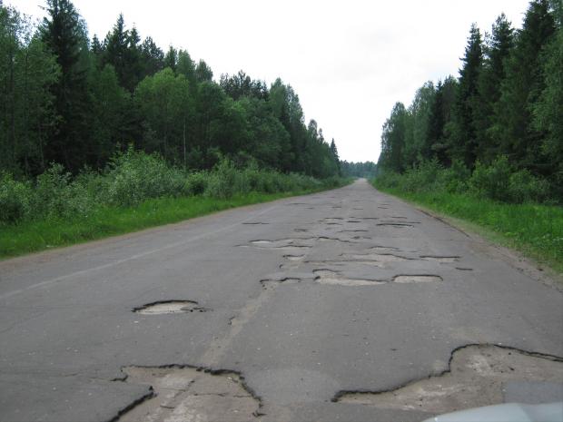 Інвестори хочуть "добити" існуючі дороги, щоб побудувати нові - платні, переймаються українці. Фото: kk-auto.com.ua