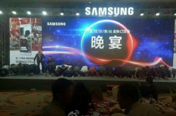 Менеджери встали на коліна. Фото: Weibo.com.