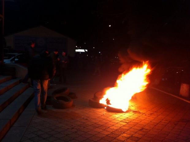 Активісти підпалили шини перед будівлею главку. Фото: Дзвін.
