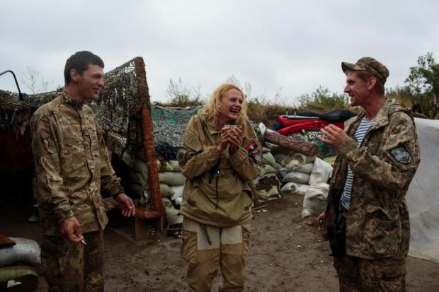 Солдати з Правого Сектора вирішили зробити перерву на базі поблизу передньої лінії Дебальцевого в Донбасі. Фото: Сара Бленсер
