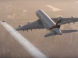 Людина і літак, політ пліч-о-пліч: Неймовірний ролик зібрав понад 20 млн переглядів (відео)