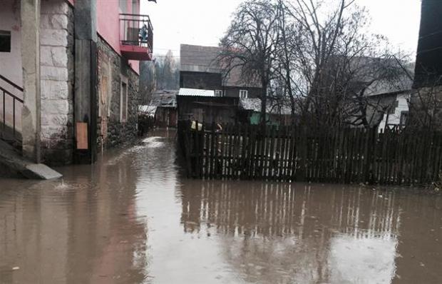 Вода вже затопила вулиці та підвали. Фото: Мукачево.net.