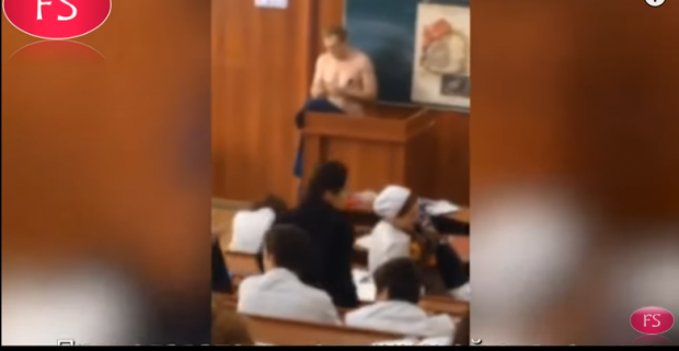 Викладач роздягнувся перед студентами повністю. Фото: скріншот з відео.