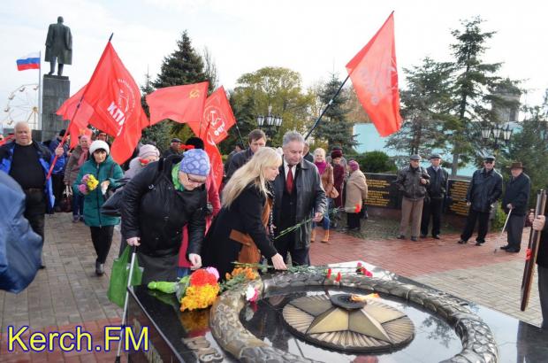 Святкування більшовицького перевороту в Керчі. Фото:http://kerch.fm/