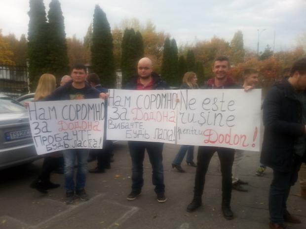 Активісти вибачилися за Додона. Фото: Укрінформ.