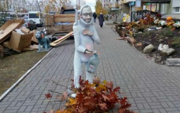 Скульптура Яценюка стала популярною у столиці. Фото:Vse.Media