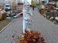 Кожного дня свіжа морквина: У Києві скульптуру Яценюка-крілика 